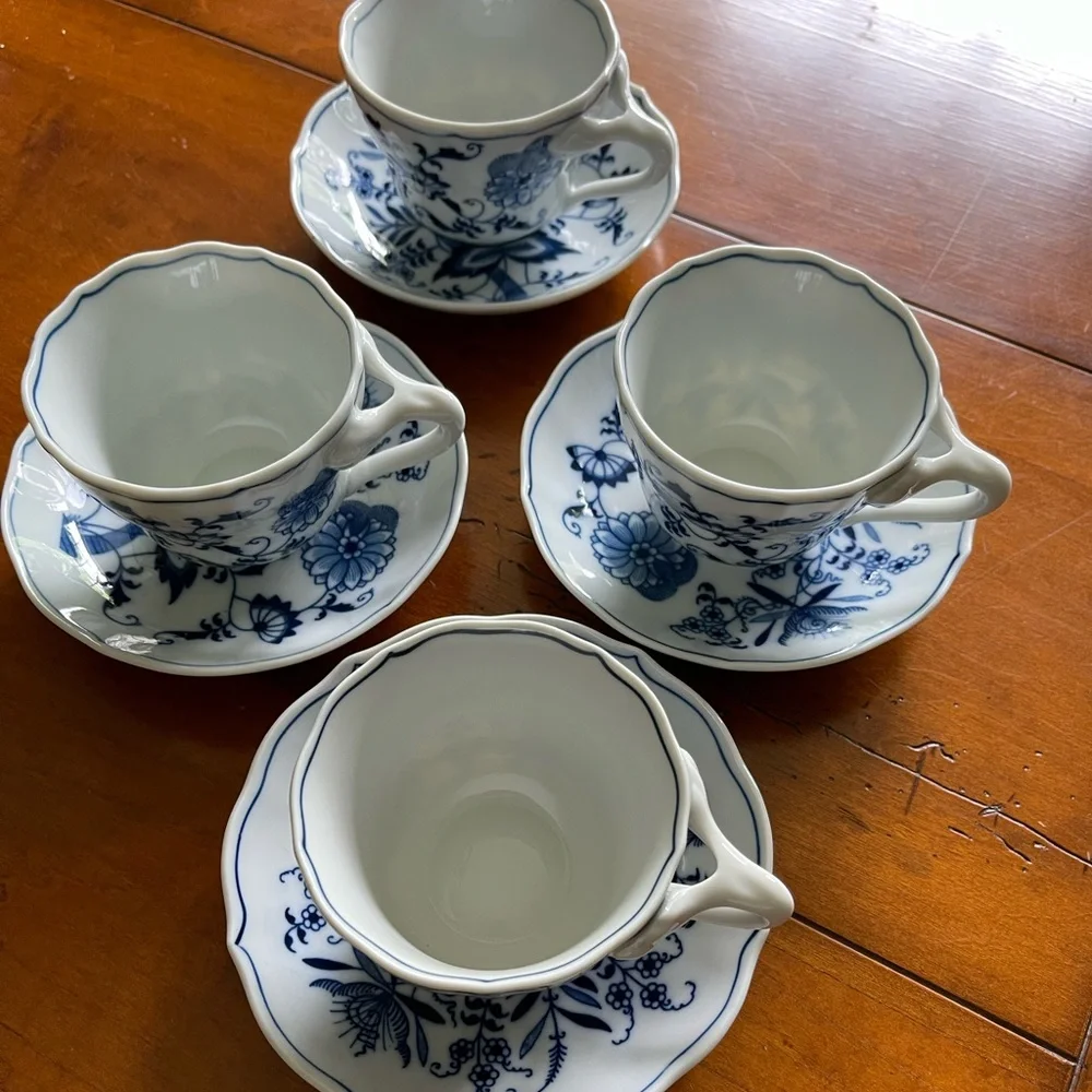 Set of 4 blue Danube teacups and matching saucers. No flaws! - Picture 1 of 5
